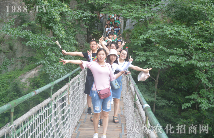 �ഺ�oη��һ·ǰ�У��ڵ�ɽ��Ҋ�C��һ�ӵ��Լ���