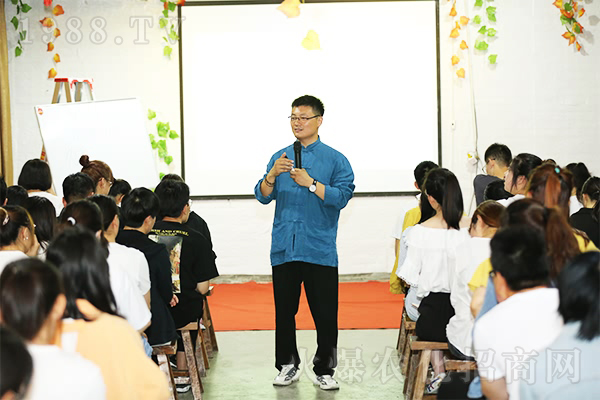 �Ͼ�ɽ֮��|�h(yu��n)�����g�@���磬һ�����gʢ���