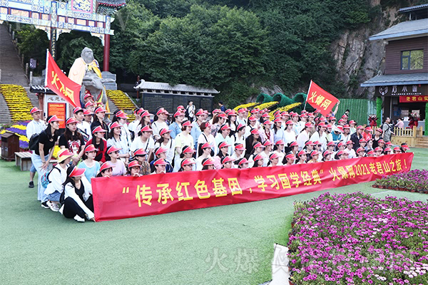 һ���ˣ�һ�l����һ��(g��)������һ��ǰ�M(j��n)��