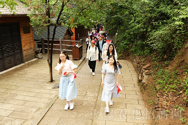 �]�е����˵�ɽ�