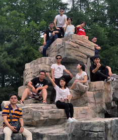 云山疊翠，火爆家人合影留念