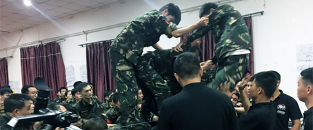 不拋棄，不放棄，全力以赴火爆人，凝聚一心戰(zhàn)佳績！