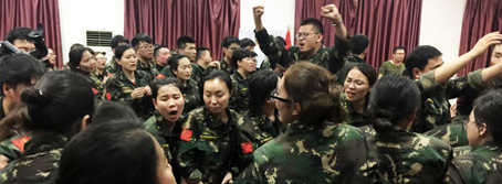 人生路，堅(jiān)持方能成功，困難途中，攜手便是天堂！