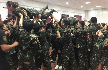 只有頑強(qiáng)拼搏，才能超越自我！