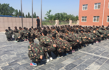 驕陽似火巋然不動(dòng)，這才是火爆人的堅(jiān)毅！