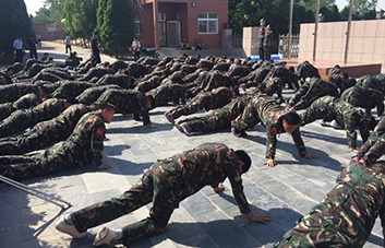 高溫炙烤，流汗不流淚、堅(jiān)持不放棄！