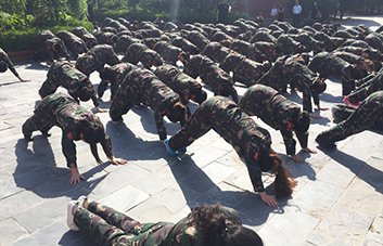 俯臥撐懲罰，全體人員為犯錯(cuò)學(xué)員買單！