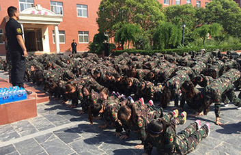 遵守承諾，穿上迷彩服我們就是軍人！