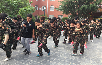 不論艱難險(xiǎn)阻，我都將握緊你的手與你同行！