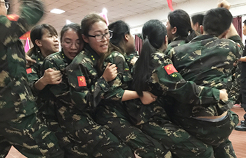 我們必須堅(jiān)持，因?yàn)閴?mèng)想和希望在前方！