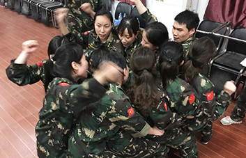 為了夢(mèng)想，為了團(tuán)隊(duì)，每個(gè)人必將堅(jiān)持下去！