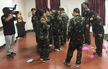 要想比別人優(yōu)秀，就要付出不亞于任何人的努力！